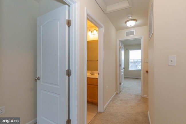 Building Photo - 440 Rumbling Rock Rd