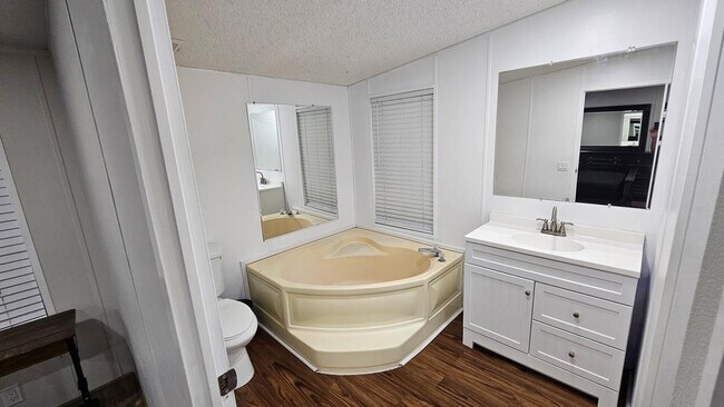 Building Photo - 5859 SW 29th Ave