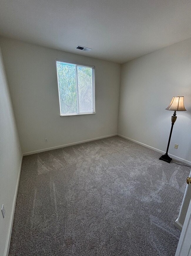 Building Photo - 4 bedroom 2.5 Bathroom Skyhawk Single Fami...