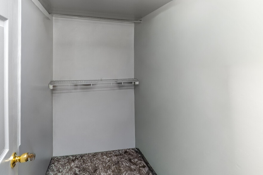 Walk in Closet - 5 Nottingham Cir