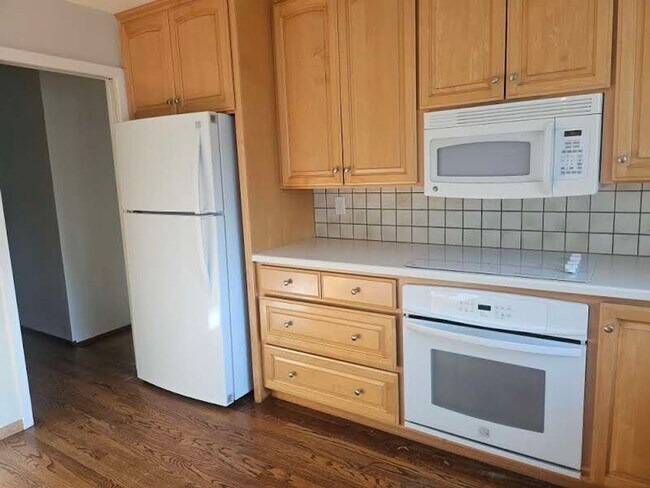 Building Photo - Millbrae Meadows 4 bed 3 bath available now