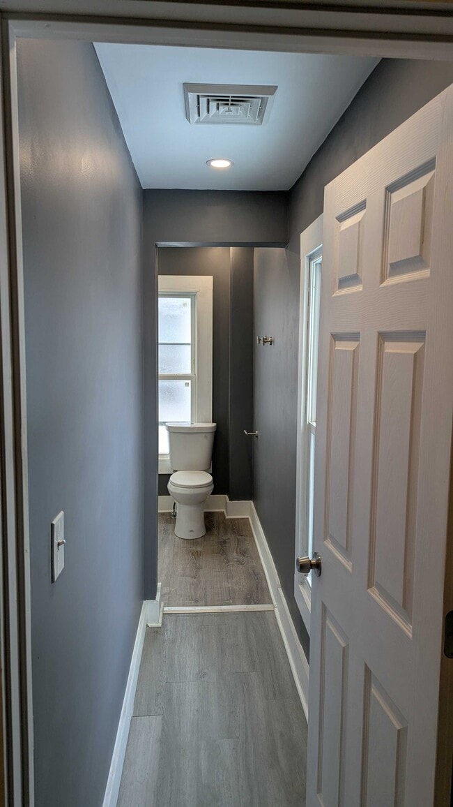 Building Photo - 812 E 3rd St