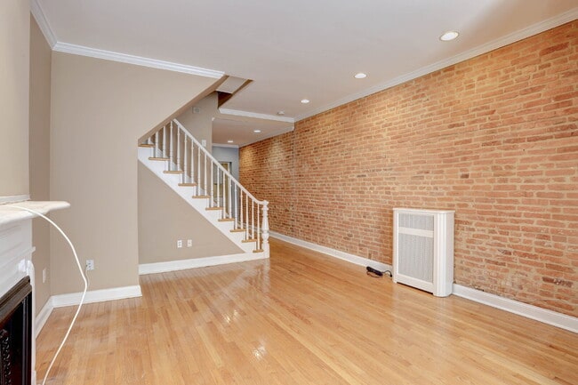 Building Photo - (2BD/1.5BA) Fabulous Patterson Park Townhome