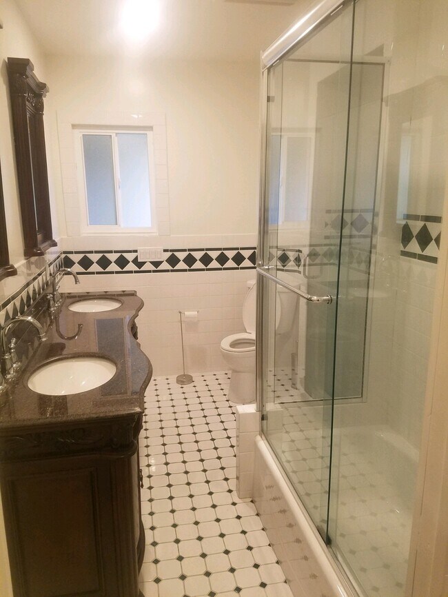 Bathroom, Tub and full separate shower - 956 Euclid St