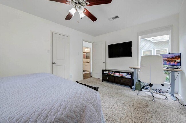 Building Photo - 2907 Fontana Dr