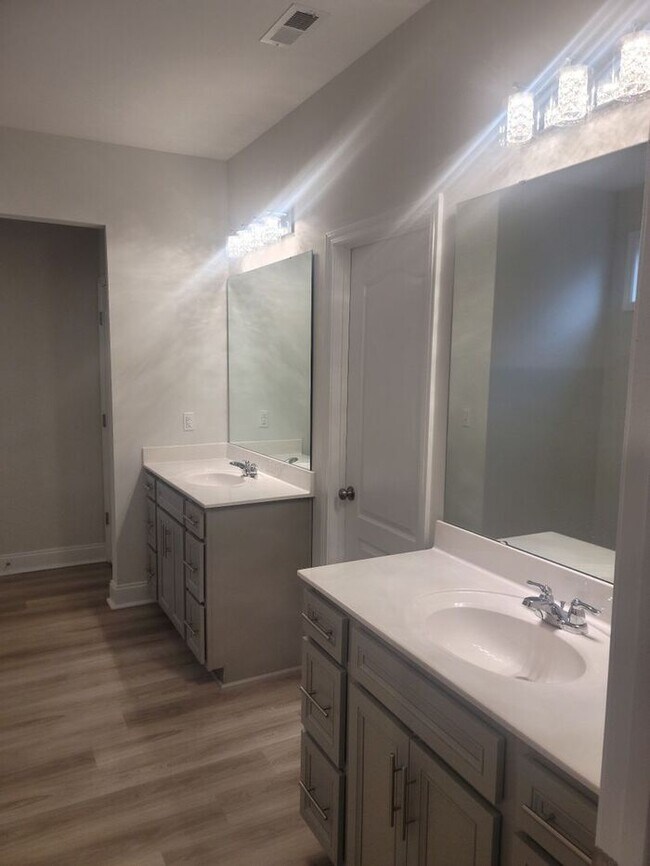 Building Photo - Like New RANCH Home in Stallings! WiFi and...