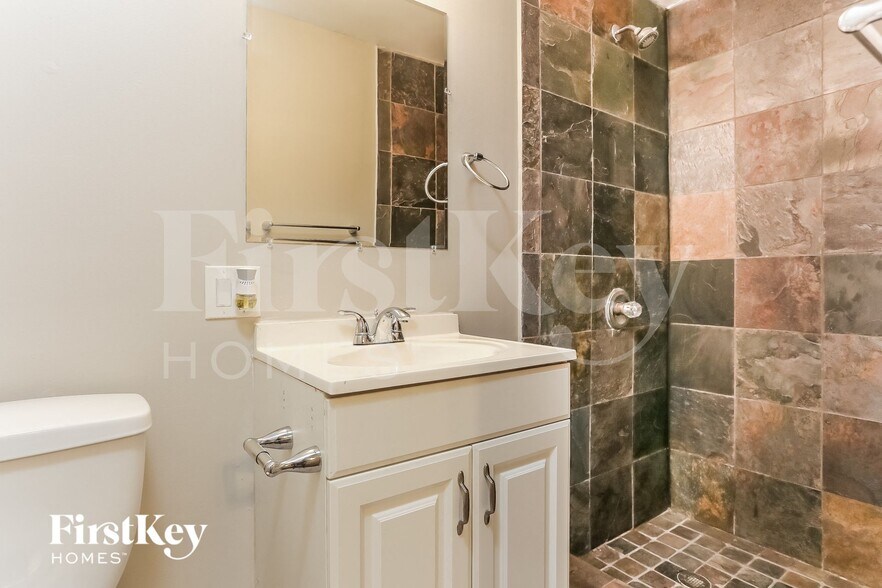 Building Photo - 2411 NE 10th Ave