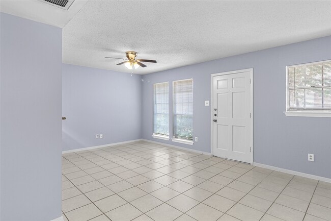 Building Photo - 1016 E Tri Oaks Ln
