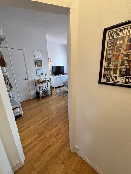 Building Photo - 19 Irving St