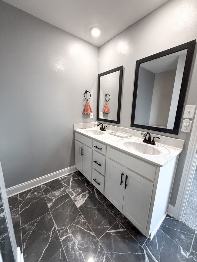 Building Photo - 3 Bedroom 2 Bathroom Home!