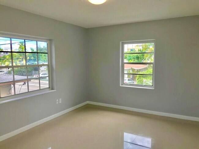 Building Photo - 535 NE 68th St