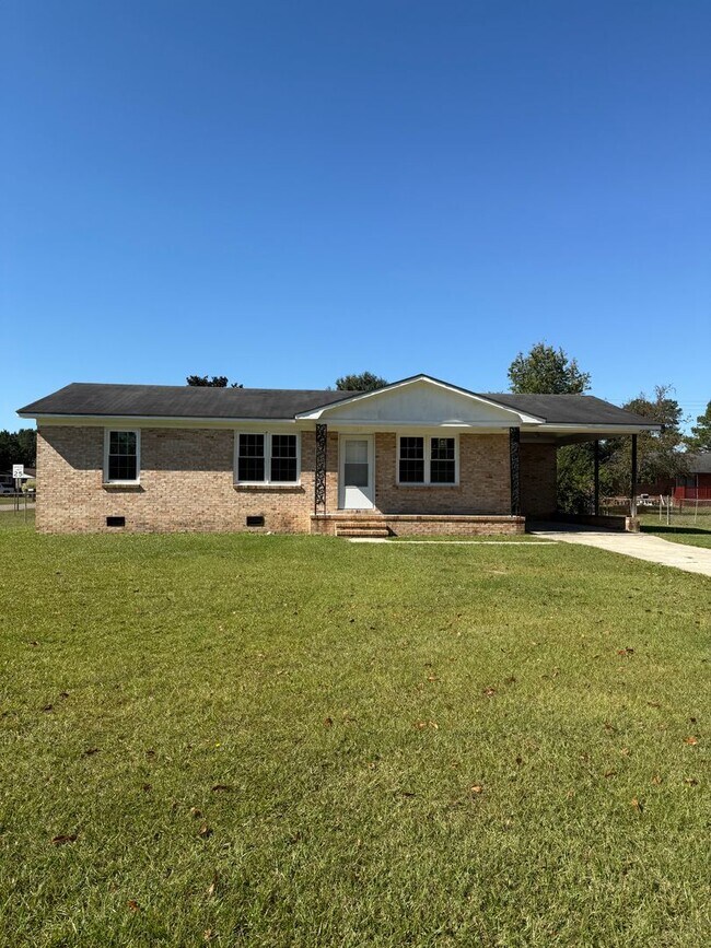 Building Photo - Renovated Home