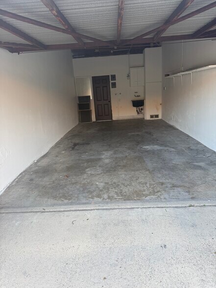 Garage - 544 W Vesta St