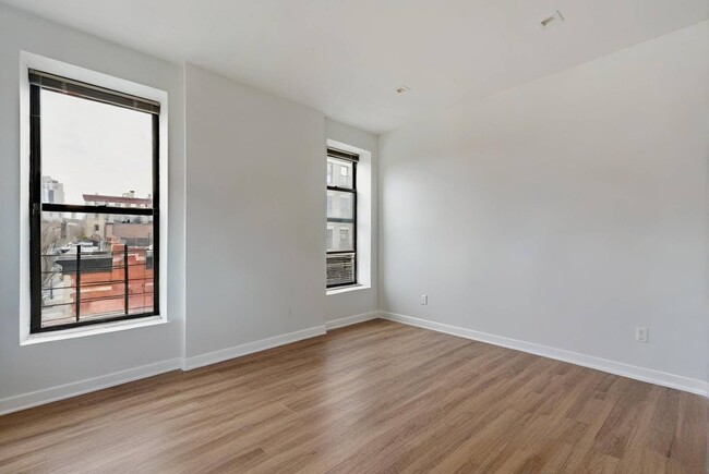 Building Photo - 411 Manhattan Ave