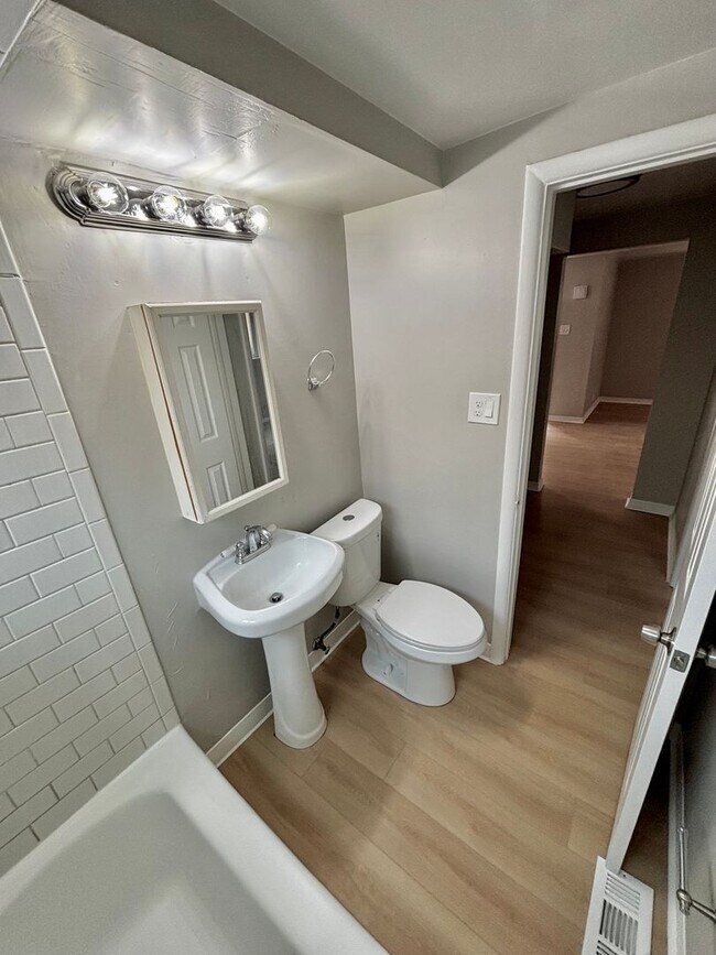 Building Photo - Prime Location! 1BR Bungalow Near DU, Light Rail & Porter Hospital — Available Now!!