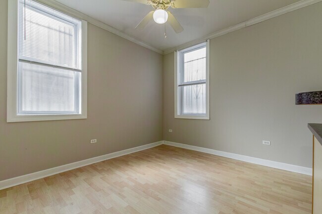 Building Photo - 738 W Briar Pl