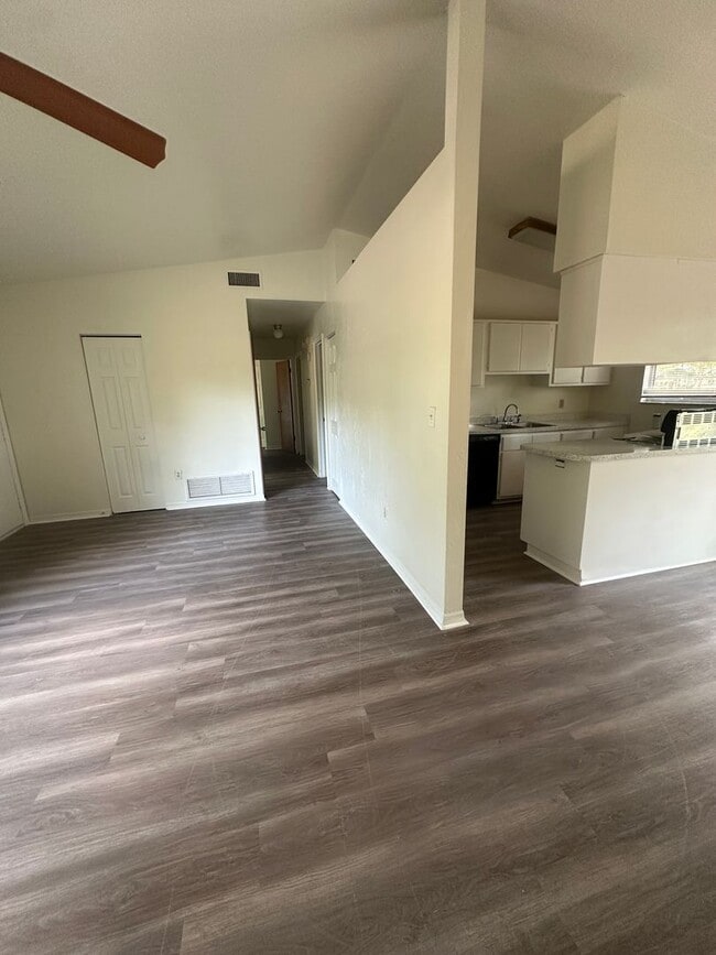 Building Photo - Recently Renovated 3B/2B Home in Northwood Pines