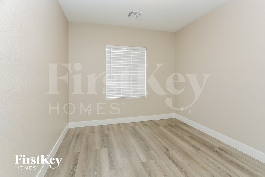 Building Photo - 6834 N Dovecote Ave