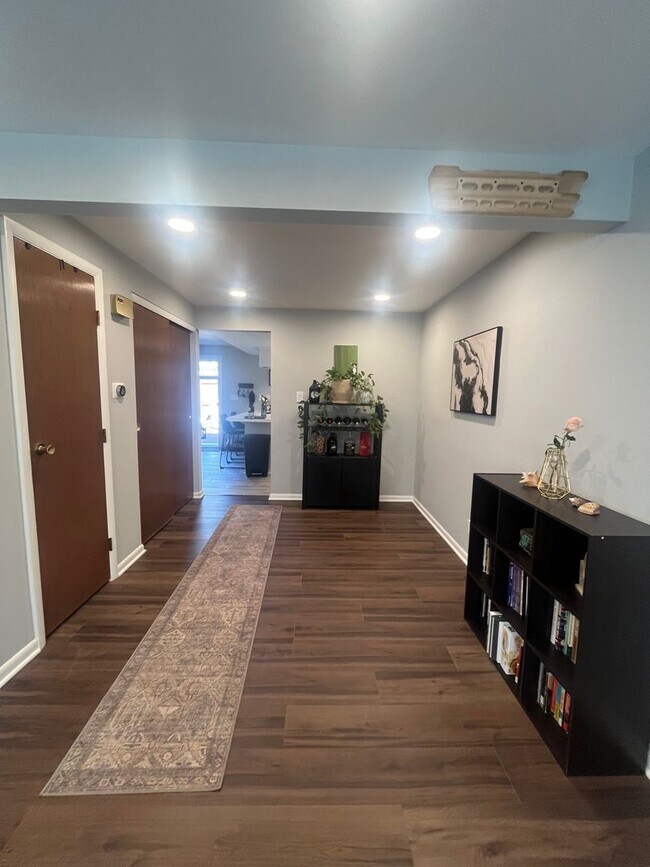 Building Photo - 3 bedroom Condo - Includes resident only c...
