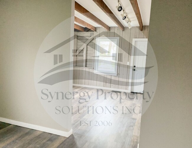 Building Photo - Main St E 12