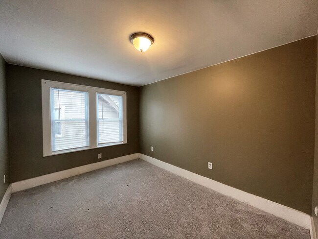 Building Photo - Single Family Home 3 beds 1.5 bath Availab...