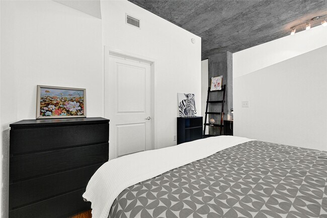 Building Photo - 5925 Almeda Rd