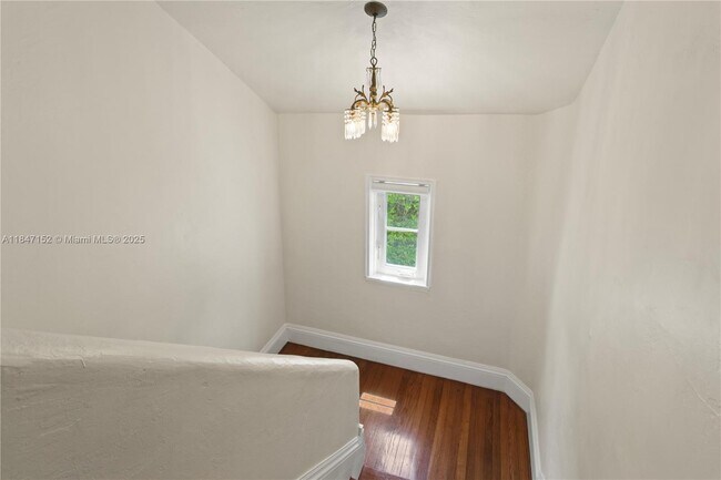 Building Photo - 604 Alcazar Ave