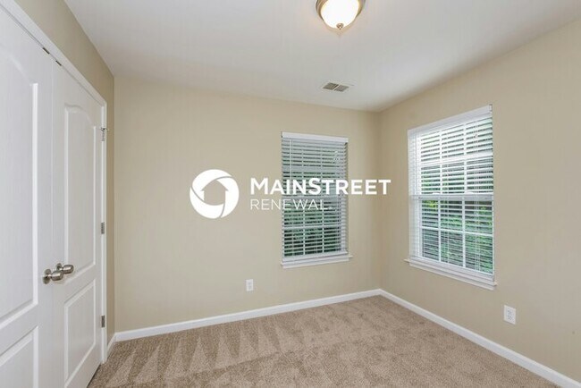 Building Photo - 4 Bedroom Pet-Friendly Home in Charlotte, NC with Main Street Renewal