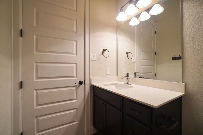 Building Photo - 6650 Verona Pl