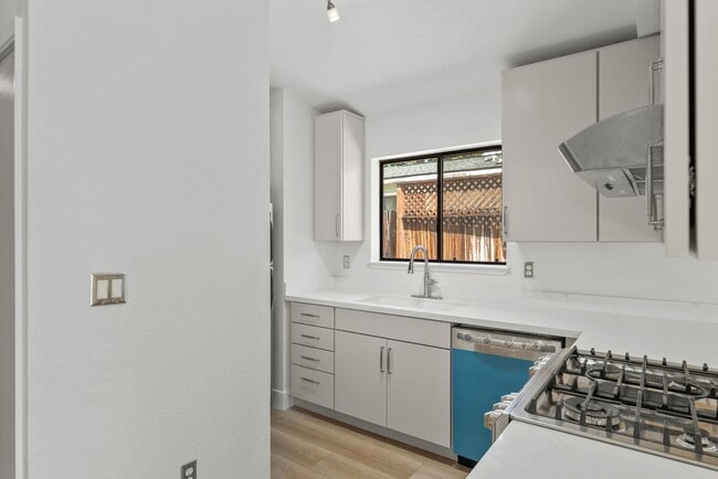 Building Photo - 145 Summerset Dr