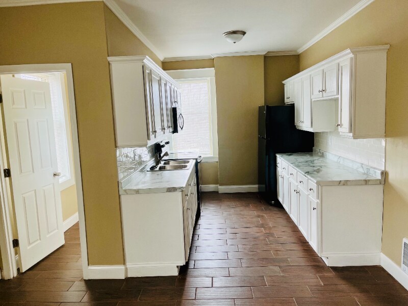 Building Photo - 107 S Knowles Ave