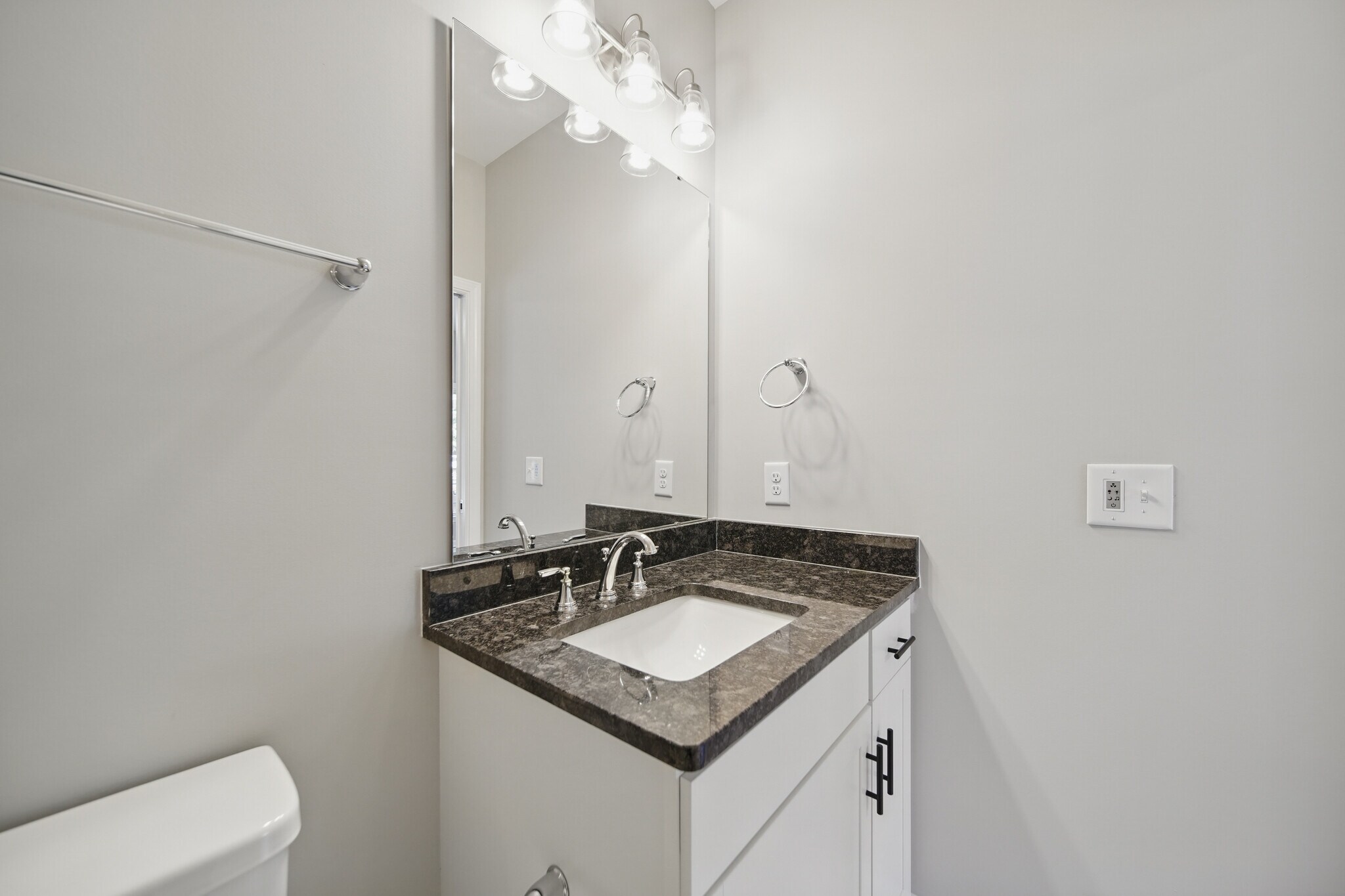Main bedroom bathroom - 216 Legion Dr