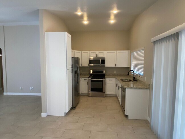 Building Photo - Renovated Super Sharp 3 bedroom, 2 bathroo...