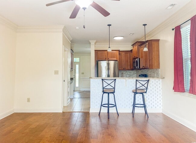 Building Photo - 780 Gabreski Ln