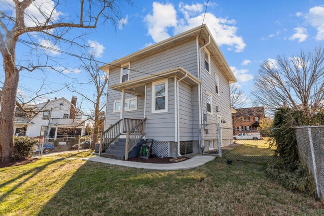 Building Photo - Updated 1920s Colonial in Northside – 3 Bed, 4 Bath – Available Now – $2,895/mo