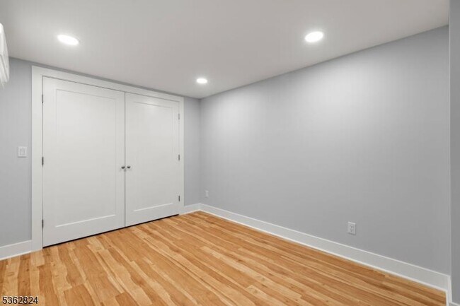 Building Photo - 44 Linden St