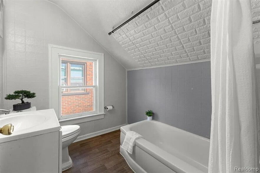 Building Photo - 3369 Pelham St