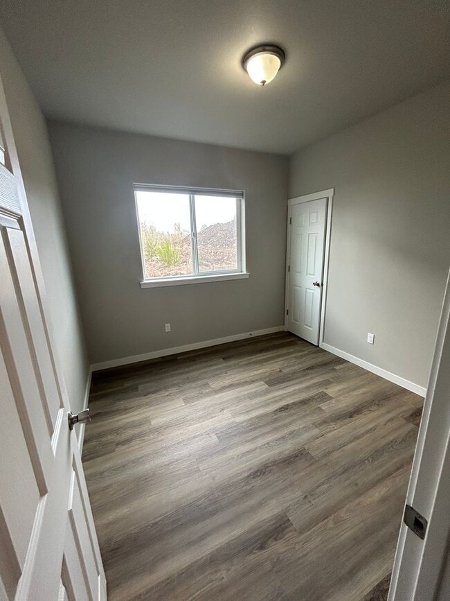 Building Photo - Beautifully Furnished Brand New 5 Bedroom ...
