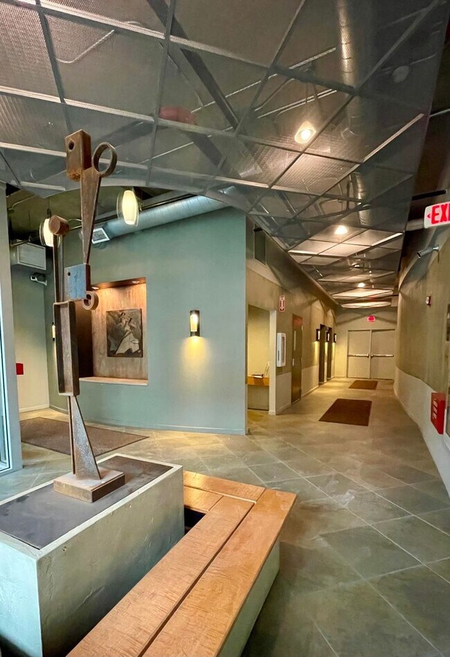 Building Photo - Downtown ROYAL OAK LIVING - 2 bed/2 bath - A CORNER WITH A VIEW!