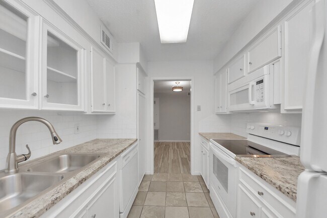 Building Photo - 2744 Briarhurst Dr