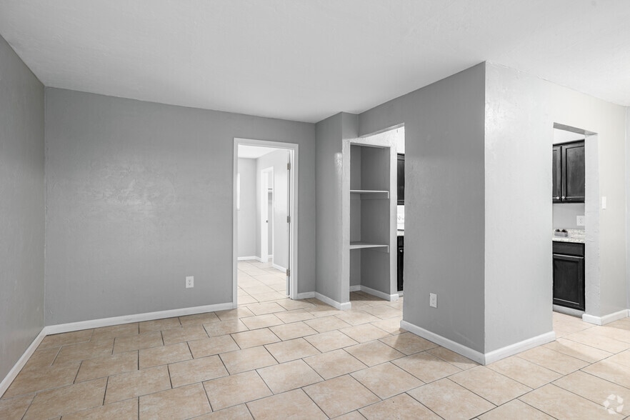 1BR, 1BA - 650SF - Living Room - Lawton Courtyard Apartments