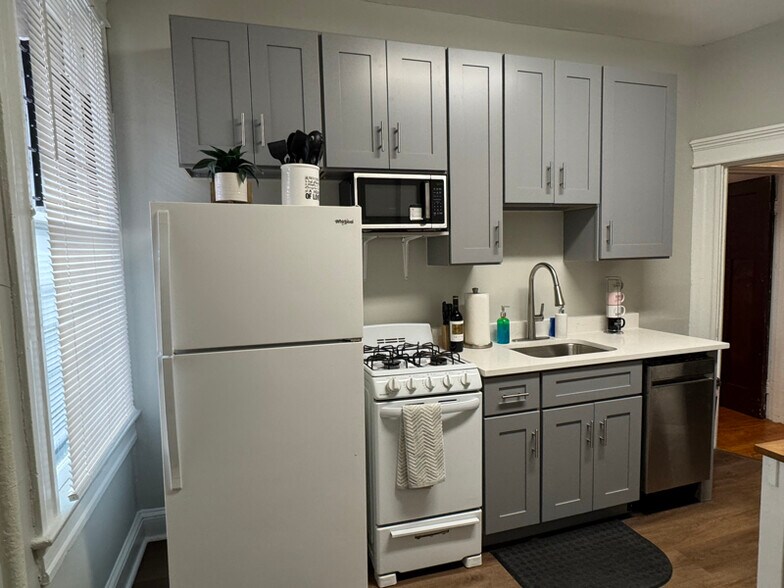 Building Photo - 101 E 33rd St