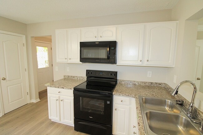 Building Photo - 3 Bedroom Home with a 1 Car garage!
