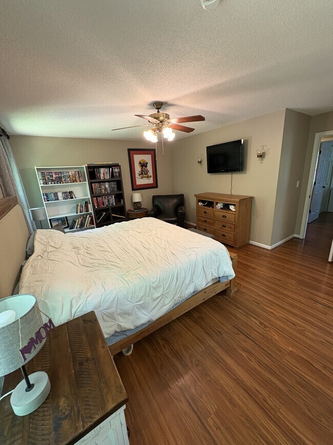 Building Photo - 321 N Valley View Dr