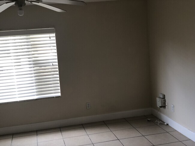 Building Photo - Old West Tampa 4 bedroom Ranch