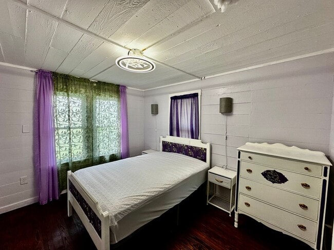 Building Photo - 1 Bedroom Guesthouse