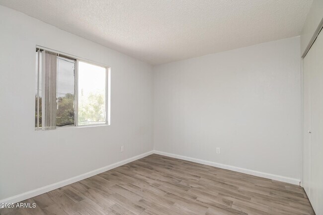 Building Photo - 1050 W University Dr