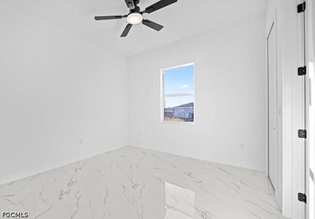 Building Photo - 913 NE 15th Ln