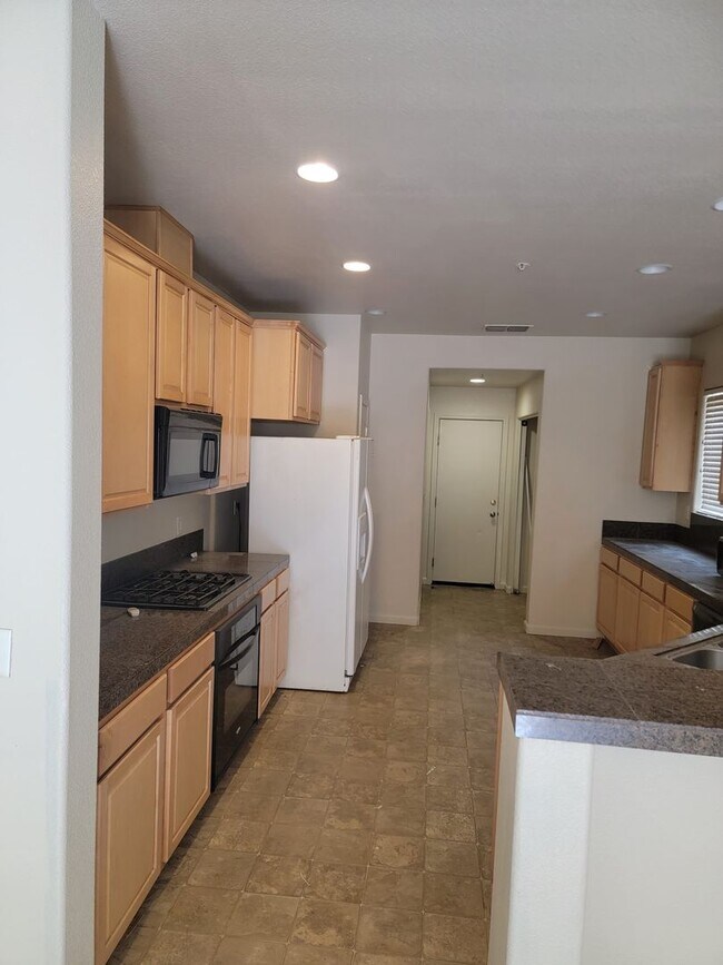 Building Photo - Adorable 3 bedroom 2.5 Bath Condo