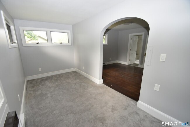 Building Photo - 880 S Quaker Ln